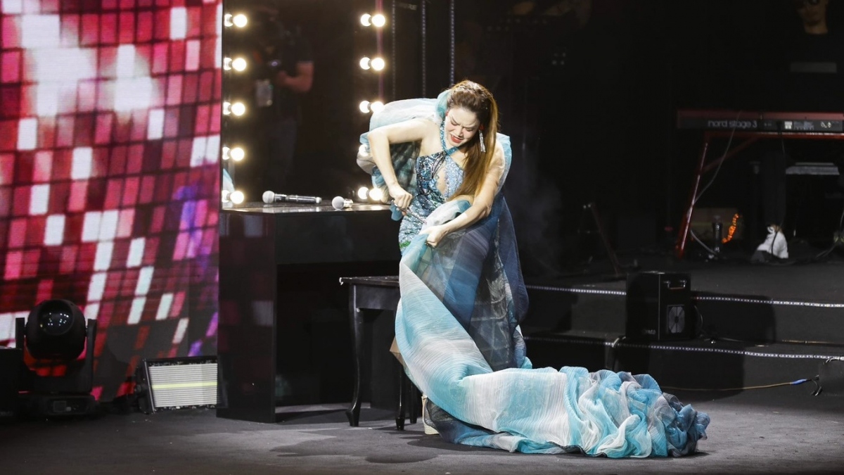 Chuyện showbiz: "Chị đẹp" Thu Phương bất ngờ cắt váy khi đang biểu diễn